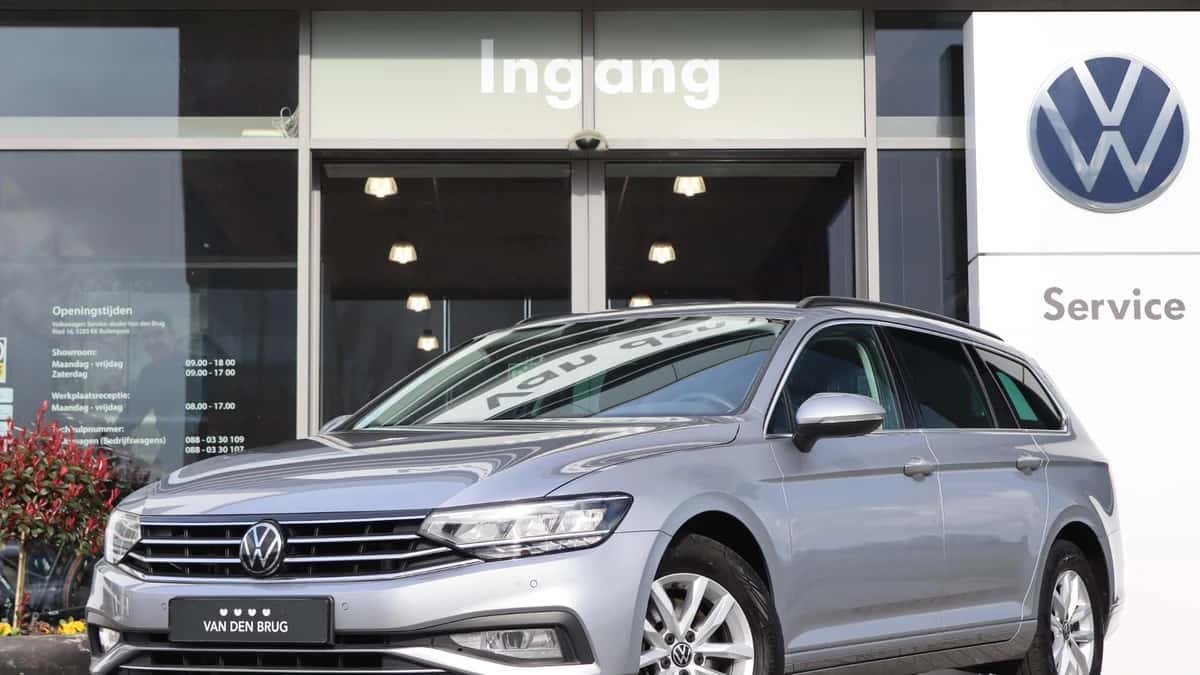 Volkswagen Passat (2023) — foto 1