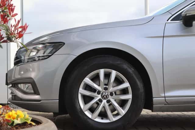 Volkswagen Passat (2023) thumbnail 2