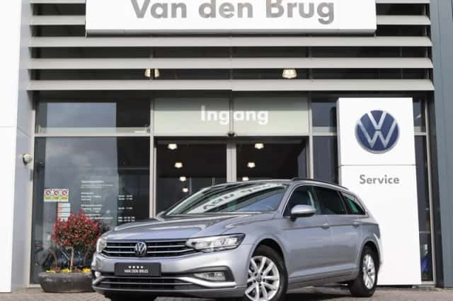 Volkswagen Passat (2023) thumbnail 3