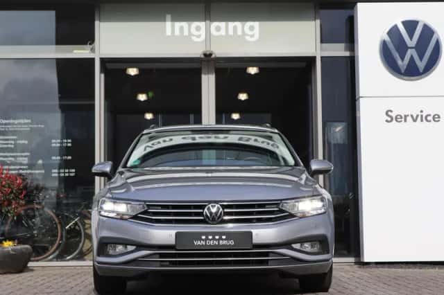 Volkswagen Passat (2023) thumbnail 4