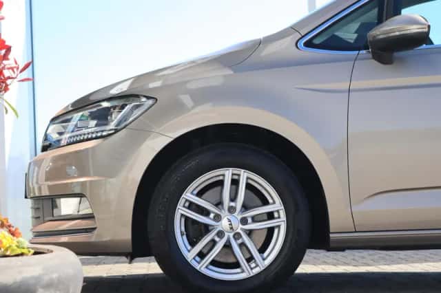 Volkswagen Touran (2016) thumbnail 2