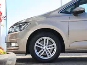 Volkswagen Touran (2016) thumbnail 2