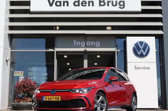 Volkswagen Golf (2023) thumbnail 3