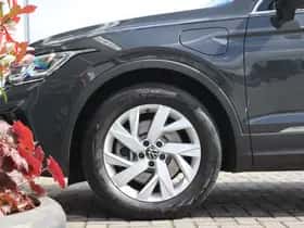 Volkswagen Tiguan (2021) thumbnail 2