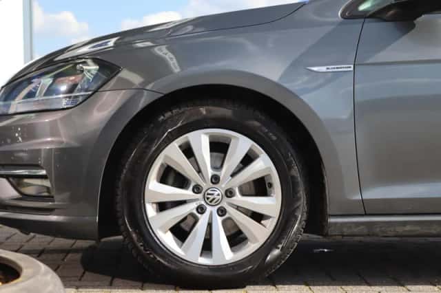 Volkswagen Golf (2018) thumbnail 2