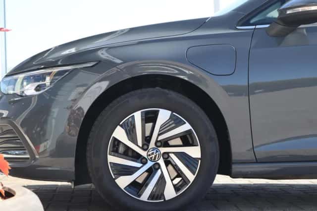 Volkswagen Golf (2022) thumbnail 2