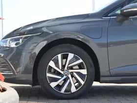 Volkswagen Golf (2022) thumbnail 2