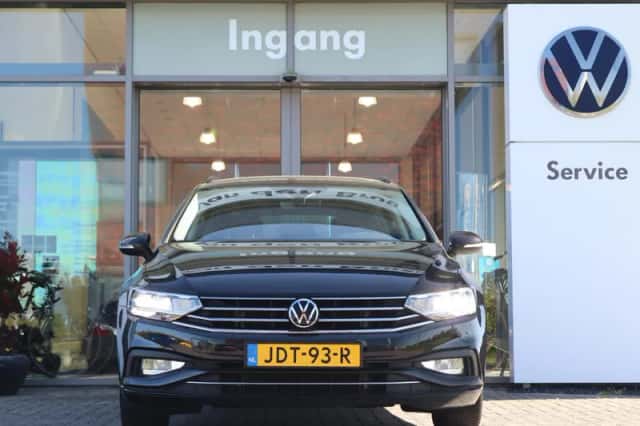 Volkswagen Passat (2023) thumbnail 4