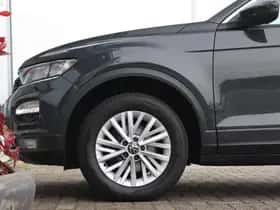 Volkswagen T-Roc (2021) thumbnail 2