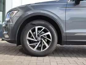 Volkswagen Tiguan (2017) thumbnail 2