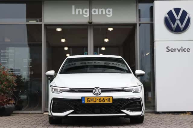 Volkswagen Golf (2024) thumbnail 4