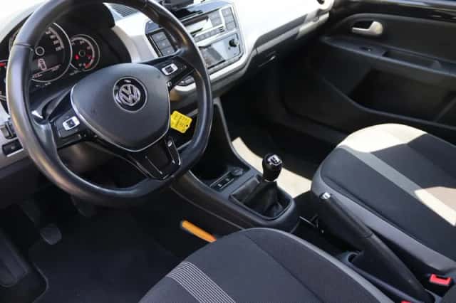 Volkswagen Up! (2018) thumbnail 4