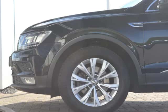 Volkswagen Tiguan (2017) thumbnail 2