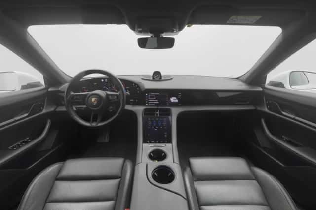 Porsche Taycan (2023) thumbnail 3