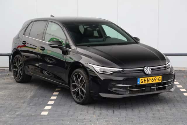 Volkswagen Golf (2024) thumbnail 3