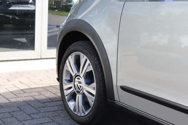 Volkswagen Up! (2018) thumbnail 6
