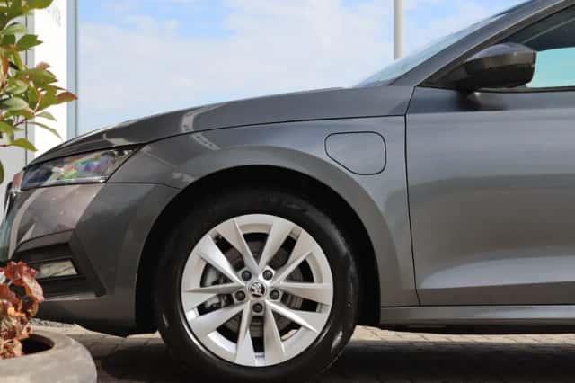 Škoda Octavia (2023) thumbnail 2