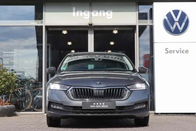 Škoda Octavia (2023) thumbnail 4