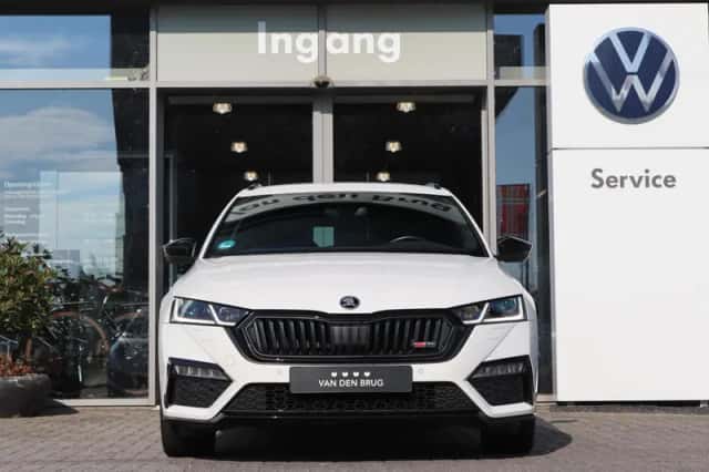 Škoda Octavia (2023) thumbnail 4
