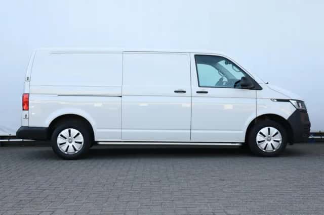Volkswagen Transporter (2024) thumbnail 2