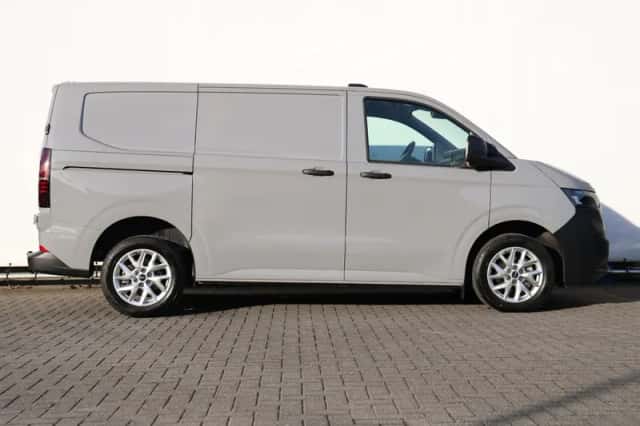 Volkswagen Transporter (2024) thumbnail 2