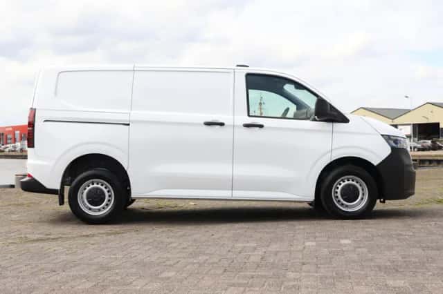 Volkswagen Transporter (2024) thumbnail 2