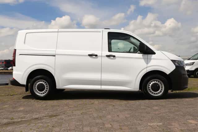 Volkswagen Transporter (2024) thumbnail 2