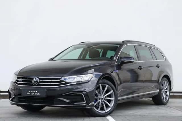Volkswagen Passat (2022) thumbnail 1