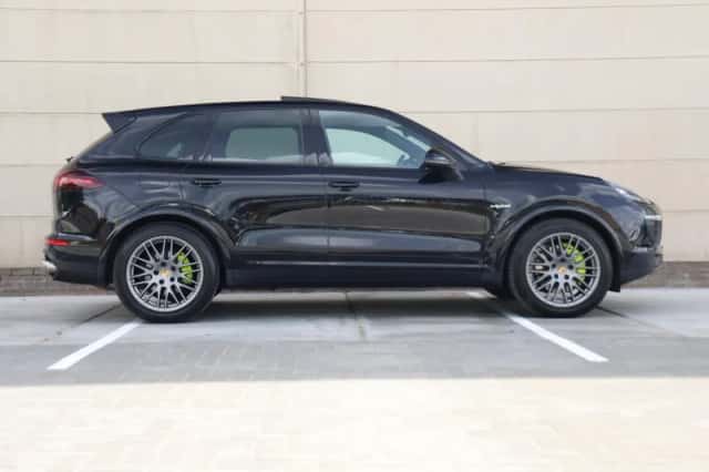 Porsche Cayenne (2016) thumbnail 2