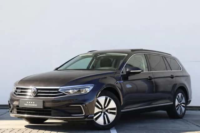 Volkswagen Passat (2022) thumbnail 1