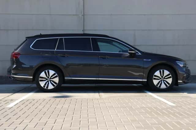 Volkswagen Passat (2022) thumbnail 2