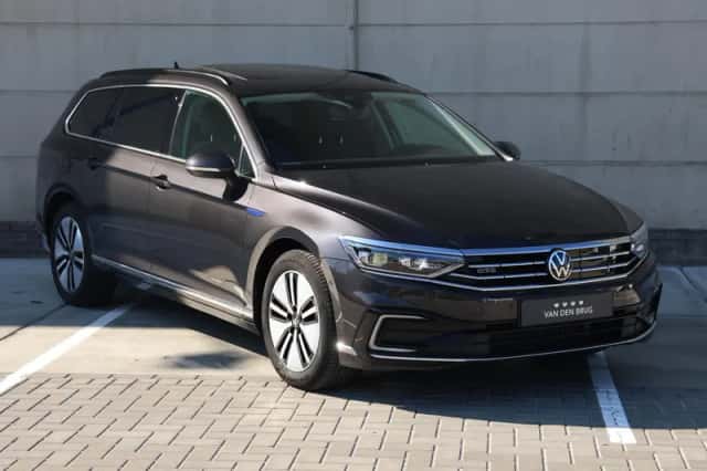 Volkswagen Passat (2022) thumbnail 3