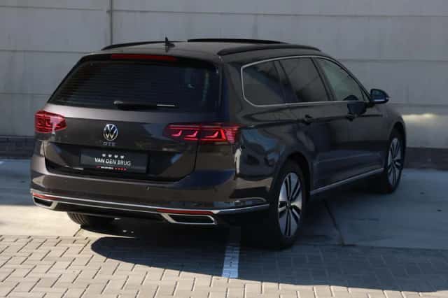 Volkswagen Passat (2022) thumbnail 5