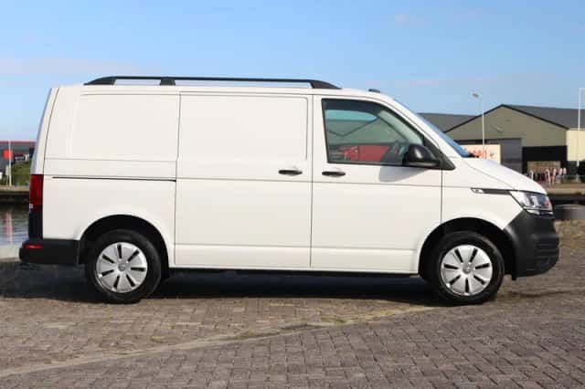 Volkswagen Transporter (2023) thumbnail 2