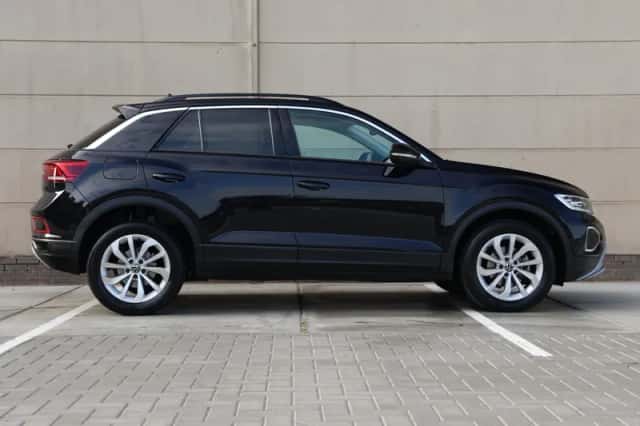 Volkswagen T-Roc (2024) thumbnail 2