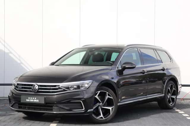 Volkswagen Passat (2022) thumbnail 1
