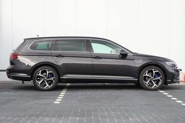 Volkswagen Passat (2022) thumbnail 2