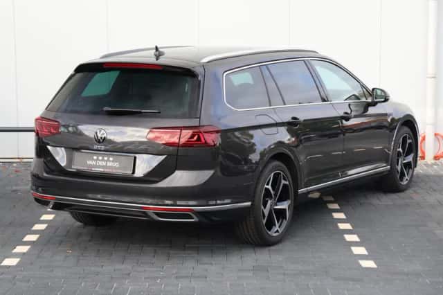 Volkswagen Passat (2022) thumbnail 5