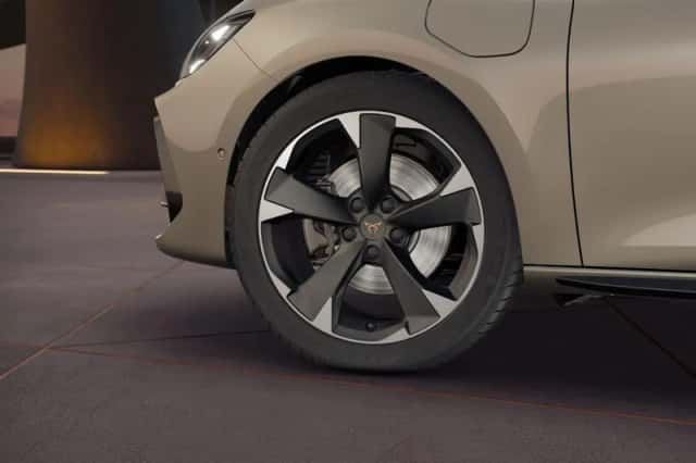 CUPRA Leon (2025) thumbnail 4