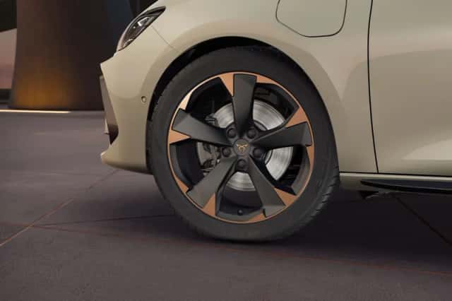 CUPRA Leon (2025) thumbnail 4