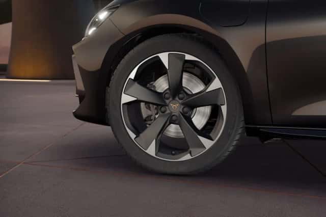 CUPRA Leon (2025) thumbnail 5