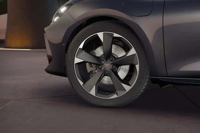 CUPRA Leon (2025) thumbnail 5