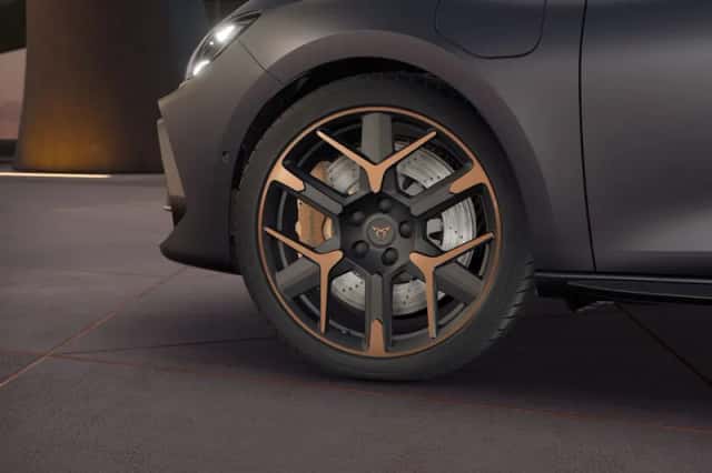 CUPRA Leon (2025) thumbnail 4