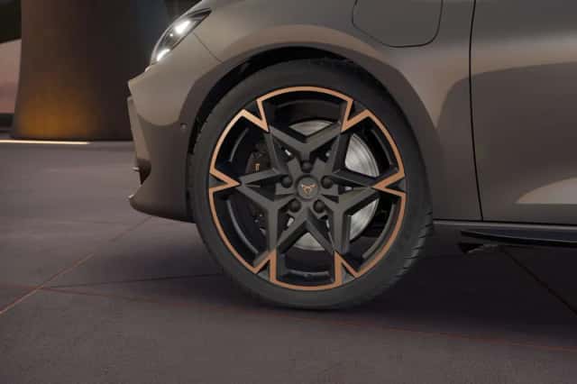 CUPRA Leon (2025) thumbnail 5