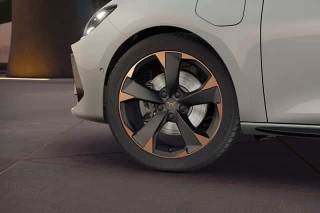 CUPRA Leon (2025) thumbnail 5
