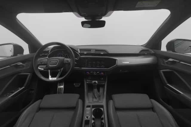 Audi Q3 (2022) thumbnail 3