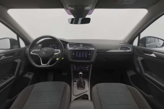 Volkswagen Tiguan (2021) thumbnail 3