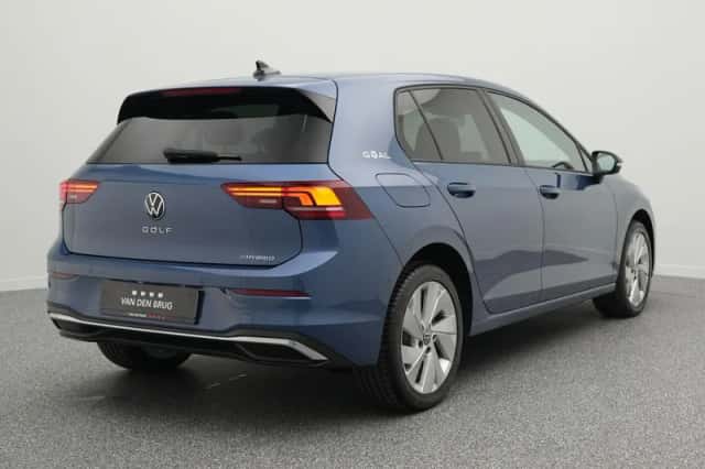 Volkswagen Golf (2025) thumbnail 2