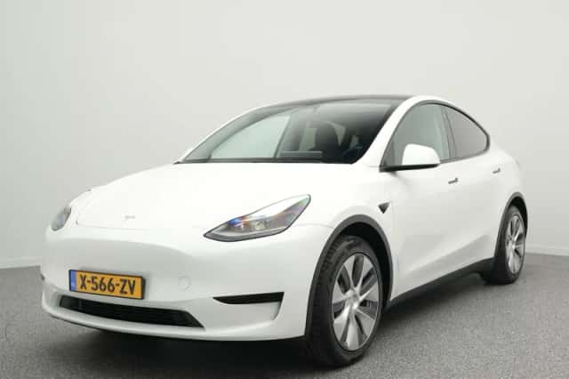 Tesla Model Y (2024) thumbnail 1
