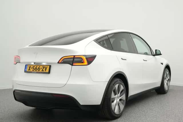 Tesla Model Y (2024) thumbnail 2